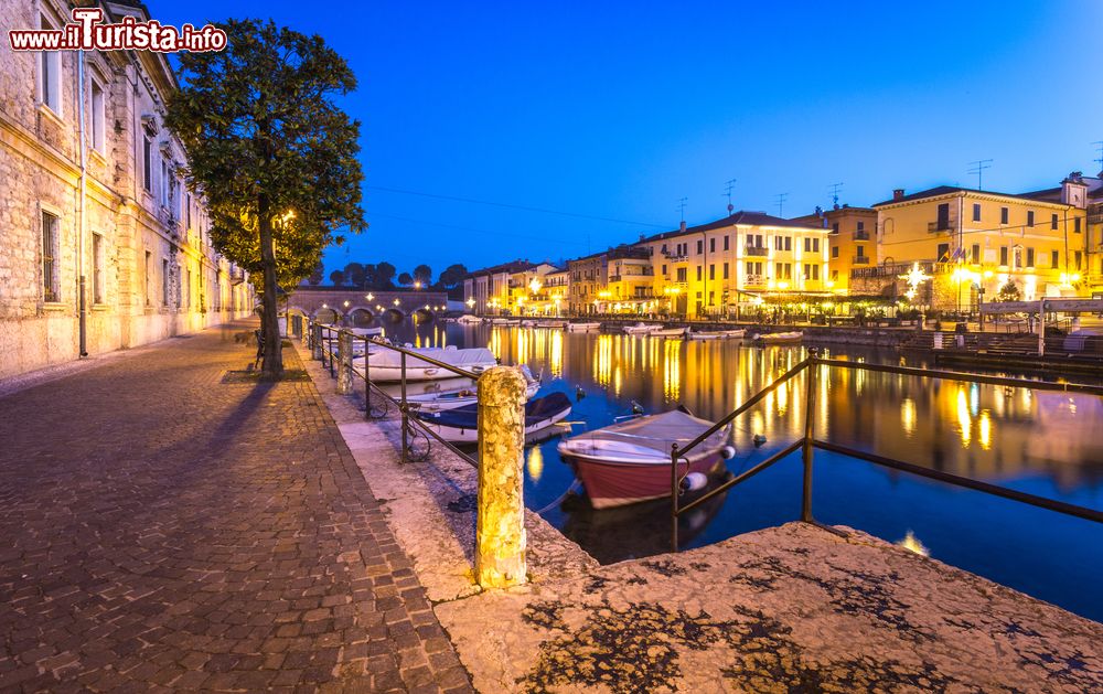 Immagine Uno scorcio notturno di Peschiera del Garda, Veneto. Completamente circondata da canali, questa località è una delle più originali presenti sul Lago di Garda.