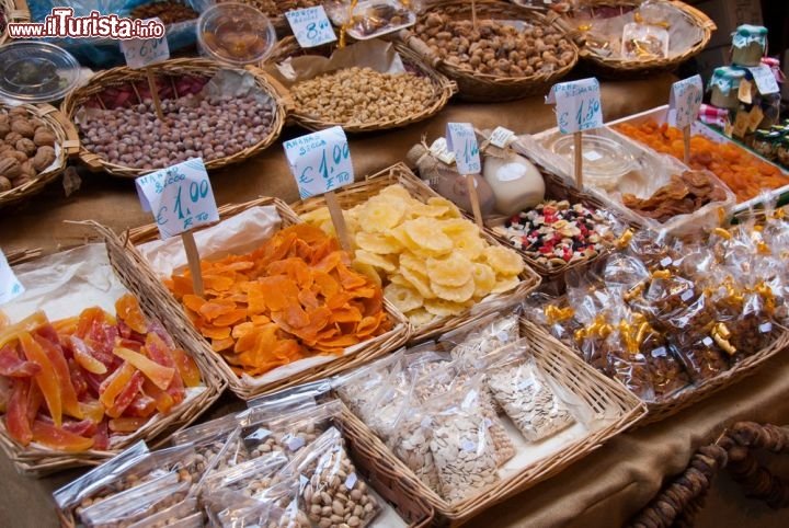 Immagine Frutta secca su una bancarella del mercato storico di Ballarò a Palermo - © Anerix / Shutterstock.com