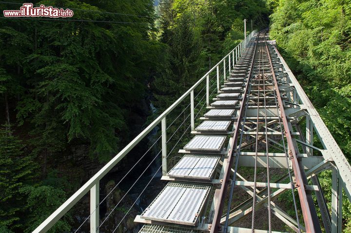 Immagine Funicolare sulle cascate Reichenbach a Meiringen, Svizzera.