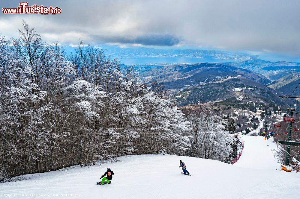 Immagine Gambarie, Reggio Calabria: le piste da sci di Monte Scirocco e sullo sfondo lo Stretto di Messina - © Dionisio iemma / Shutterstock.com