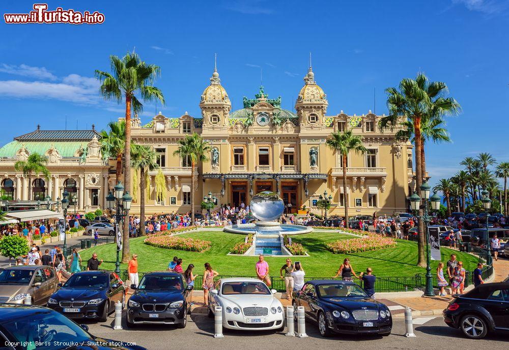 Immagine Gente di fronte al famoso Casinò di Monte Carlo, Principato di Monaco. E' una delle principali attrazioni della lussuosa città - © Boris Stroujko / Shutterstock.com