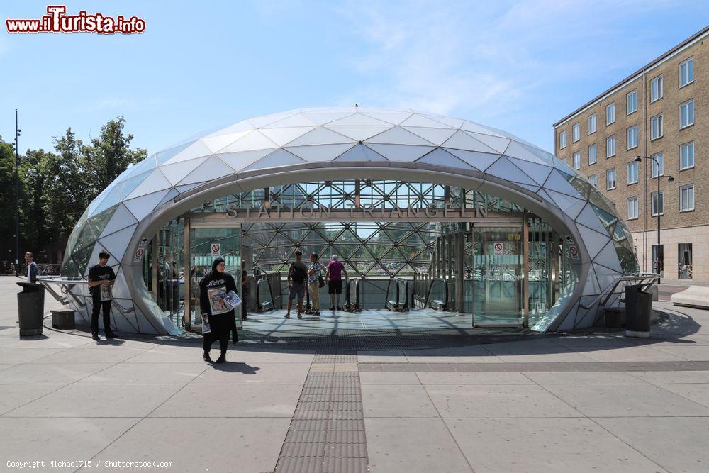 Immagine Gente fuori dall'ingresso della stazione di Triangeln a Malmo, Svezia - © Michael715 / Shutterstock.com