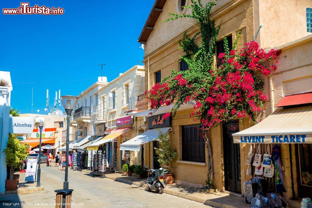 Immagine Gente passeggia in una stretta via della città di Famagosta, Cipro Nord, con negozi e botteghe di souvenirs - © kirill_makarov / Shutterstock.com