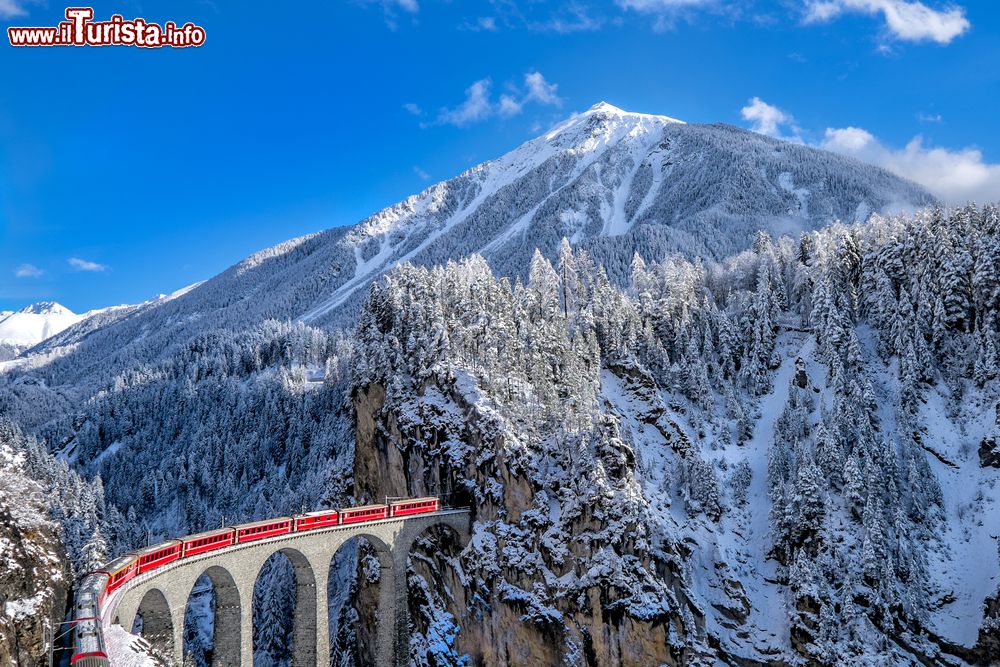 Immagine Il treno espresso più lento del mondo sul viadotto di Landwasser (Svizzera) in inverno. Il Glacier Express attraversa 291 ponti, 91 gallerie e 2033 metri del passo dell'Oberalp che unisce le due celebri località d'élite di St-Moritz e Zermatt.