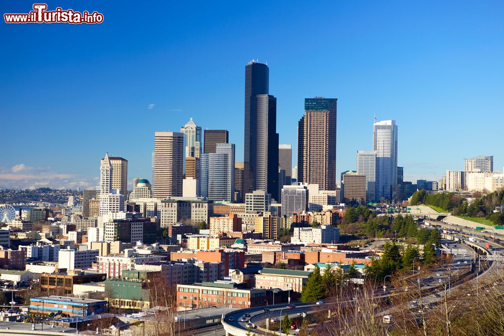Immagine Grattacieli di Seattle in una giornata con il cielo blu, Washington.