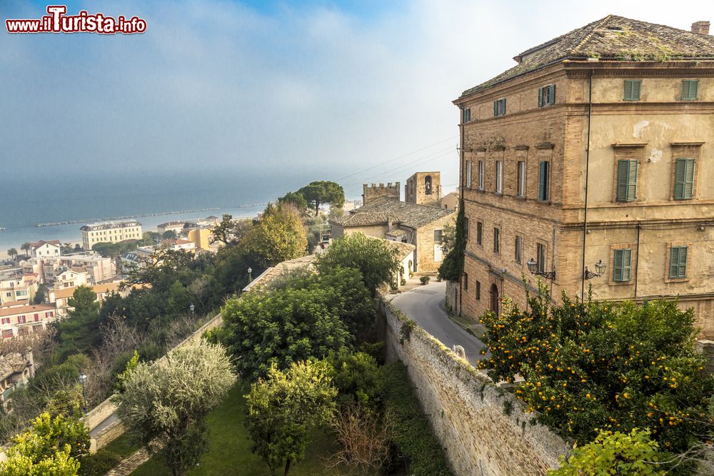 Immagine Grottammare, provincia di Ascoli Piceno, in una giornata nuvolosa (Marche).