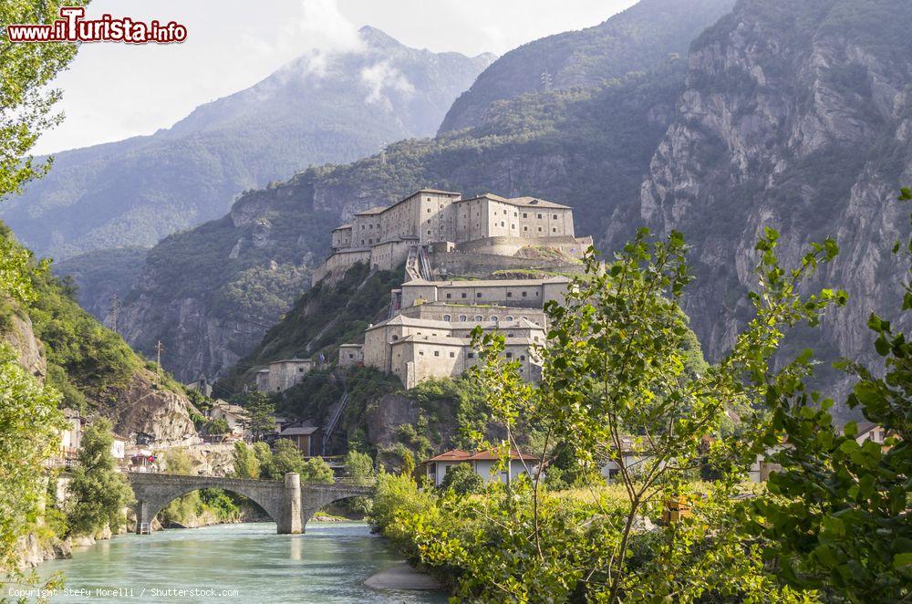 Immagine Il forte di Bard in Valle d'Aosta fotografato dalla sponda destra della Dora Baltea in corrispondenza dell'abitato di Hone - © Stefy Morelli / Shutterstock.com