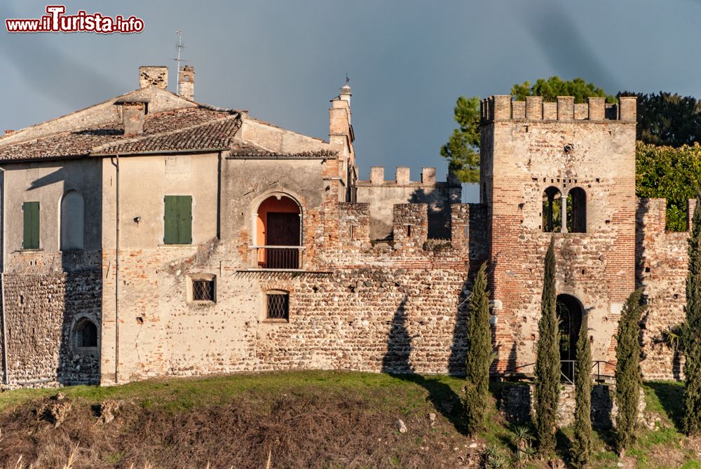 Immagine Il borgo di Castellaro Lagusello sulle colline vicino al Lago di Garda in Lombardia