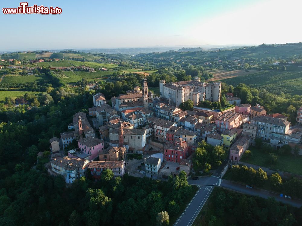 Immagine Il borgo di Costigliole d'Asti, punto di incontro tra Monferrato e Langhe in Piemonte