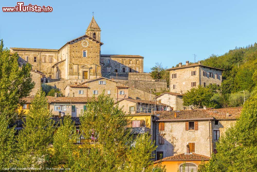 Immagine Il borgo di Cusercoli in Romagna, in alto il Castello dei Conti Guidi - © GoneWithTheWind / Shutterstock.com