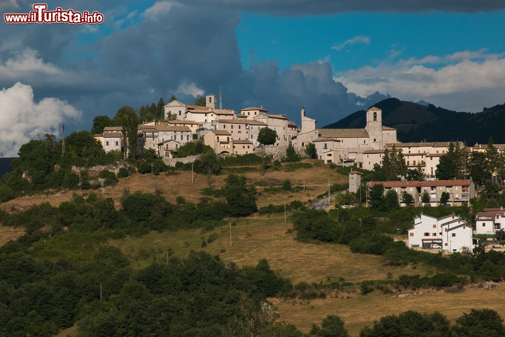 Immagine Il borgo di Monteleone di Spoleto in estate: siamo nella verde Umbria.