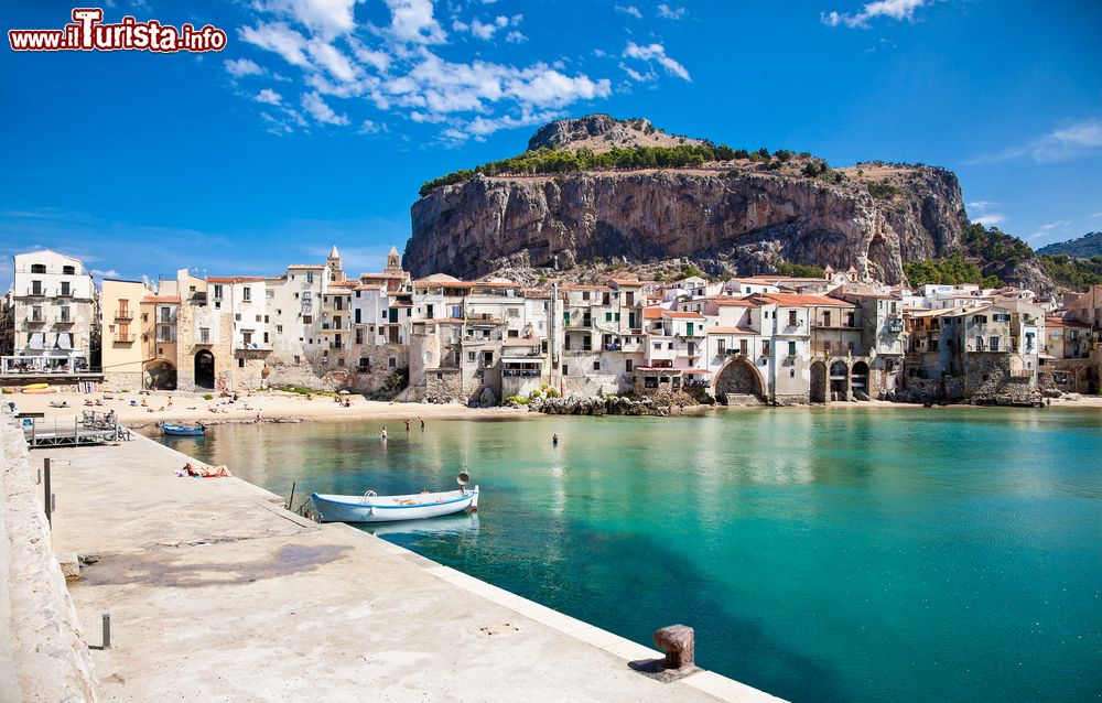 Borgo e baia di Cefalù in Sicilia