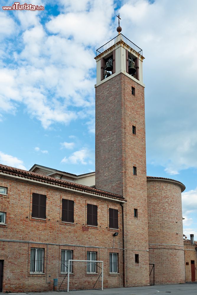 Immagine Il campanile della chiesa principale di Marotta, Marche.