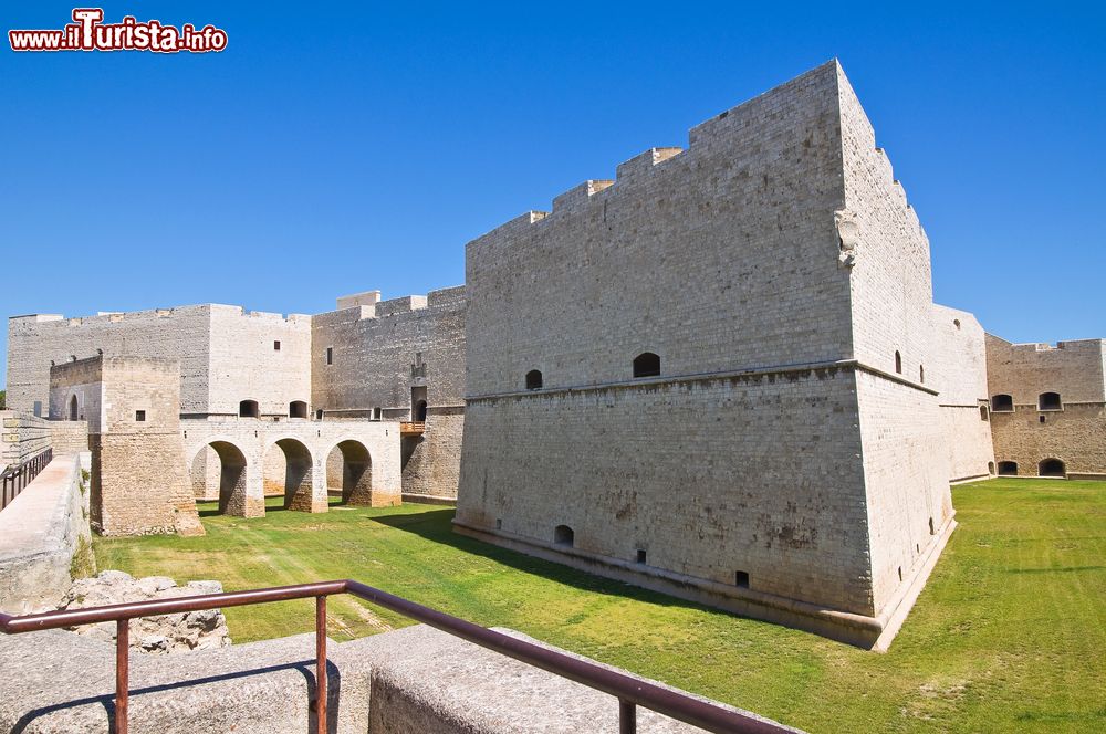 Immagine Il castello di Barletta, Puglia. Questo edificio con torri-bastioni agli angoli è stato realizzato a partire dal 1532 per volere del re spagnolo Carlo V°.