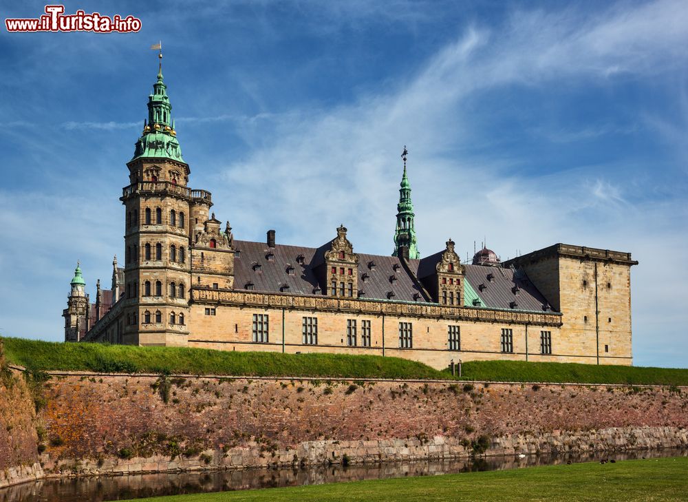 Immagine Il castello di Kronborg a Helsingor, Danimarca. Questa bella fortezza danese sorge sulla punta estrema della Selandia; è da secoli uno dei castelli rinascimentali più importanti del Nord Europa e dal novembre 2000 fa parte del Patrimonio Unesco. Shakespeare vi ambientò l'Amleto.