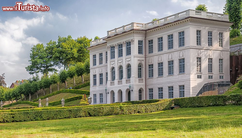 Immagine Il castello di Marienlyst e i suoi giardini pubblici a Helsingor, Danimarca. Edificato nel XVI° secolo, era la residenza estiva di re Federico II°. Fu ampliato nella seconda metà del XVIII° secolo e trasformato in palazzo nobiliare in stile Luigi XVI° dall'architetto francese Nicolas Jardin. Il parco che lo circonda ospita una pietra tombale dedicata al leggendario principe Amleto.