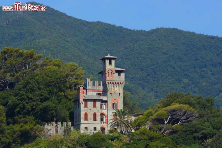 Immagine Il castello di Moneglia, ovvero la Fortezza di Monleone una delle rocche costiere della Liguria: l'impianto antico è stato rimaneggiato il secolo scorso conferendo un'aspetto in stile liberty al maniero