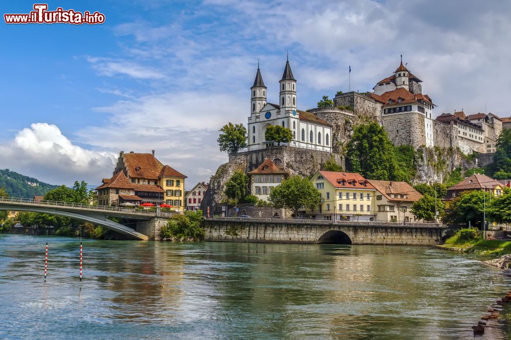 Immagine Il castello e borgo di Aarburg in Svizzera. Costruito all'inizio del XII° secolo, questo castello è considerato un bene di importanza nazionale e oggi ospita il centro giovanile.