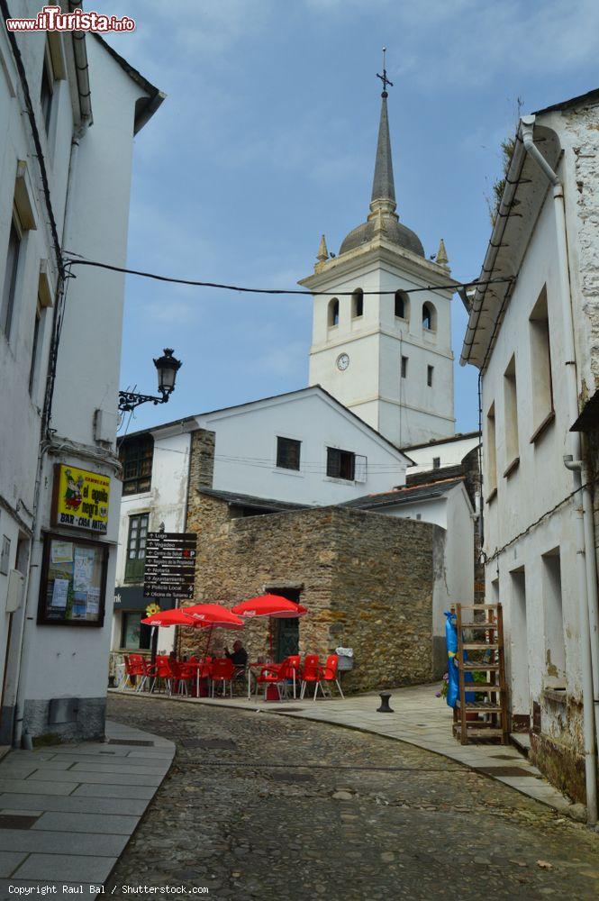 Immagine Il centro storico di Castropol in spagna con il campanile della chiesa di San Giacomo - © Raul Bal / Shutterstock.com