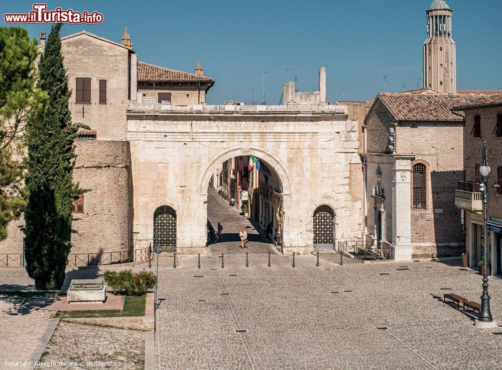 Immagine Il centro storico di Fano: l'arco di Augusto uno dei monumenti cittadini - © Giorgio Morara / Shutterstock.com