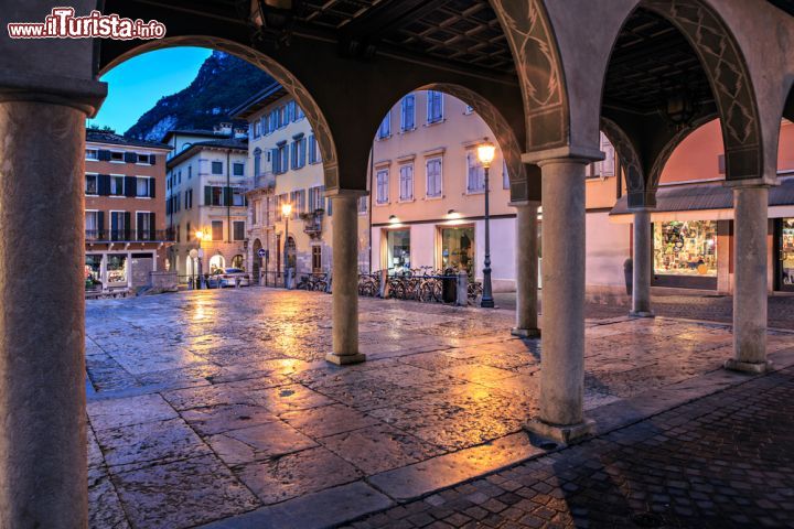 Immagine Il centro storico di Riva del Garda by night, Trentino Alto Adige - © 233810914 / Shutterstock.com