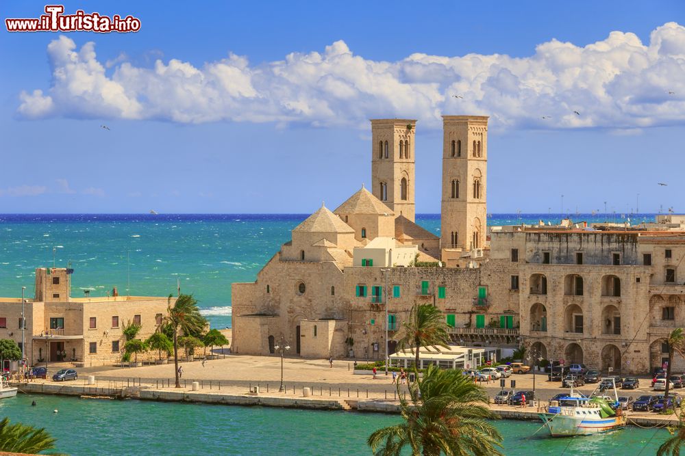 Immagine Il Duomo Vecchio di Molfetta, Puglia. E' stato costruito fra il 1150 e la fine del Duecento; fino al 1671 è stata l'unica parrocchia della città. Dal 1785 ha preso il nome di duomo di San Corrado, patrono cittadino.