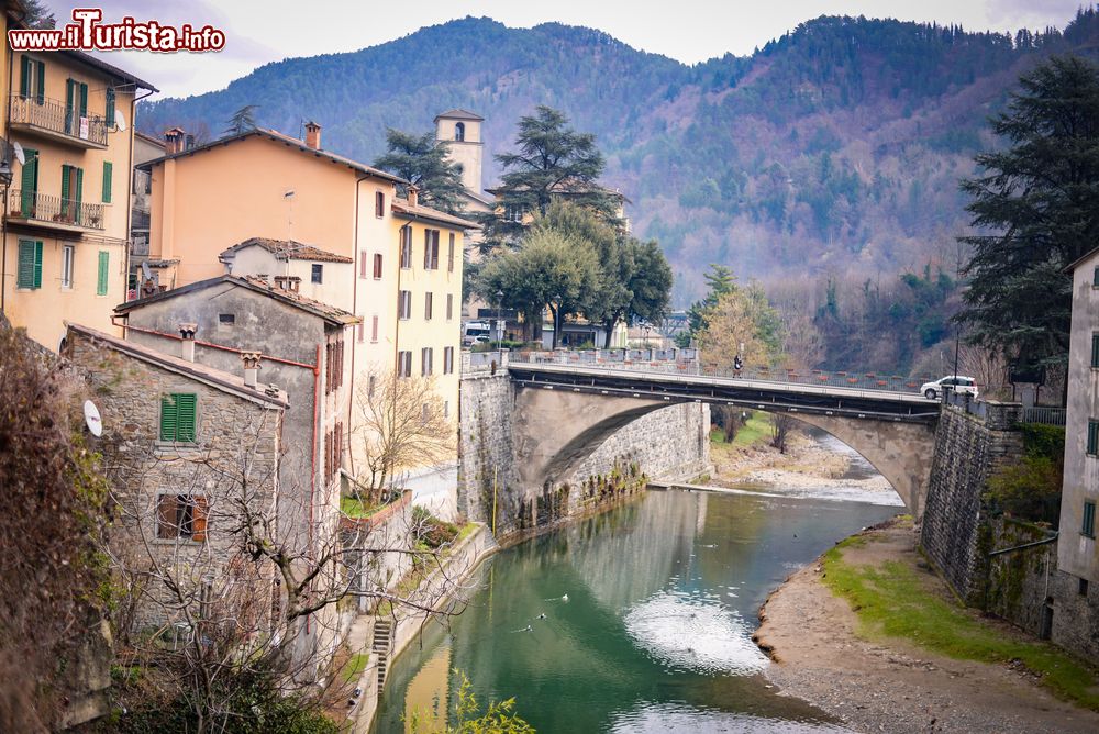 Immagine Il fiume Lamone attravera il centro di Marradi in Toscana