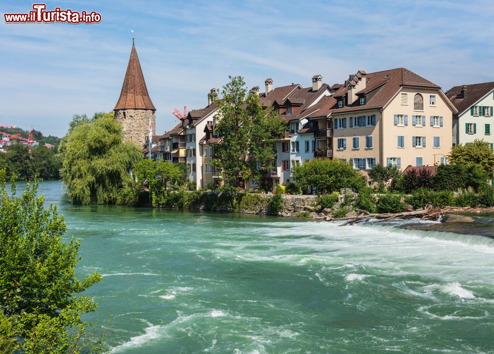 Immagine Il fiume Reuss nella città di Bremgarten, Svizzera, in una giornata estiva.