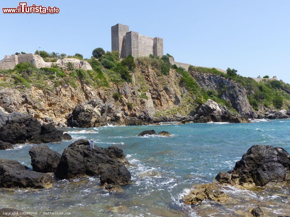 Immagine Il Forte di Talamone e il mare limpido della Toscana - © LOCUBROTUS / Shutterstock.com