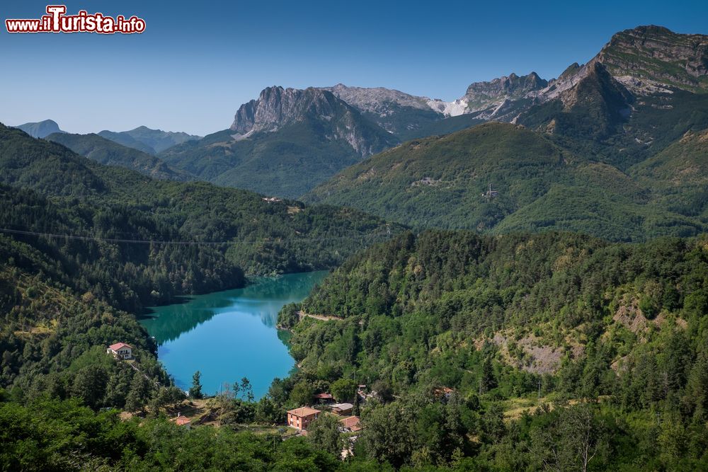 Immagine Il lago artificiale di Gramolazzo nelle Alpi Apuane in Toscana. Siamo nella valle del fiume Serchio