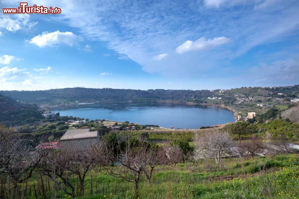 Immagine Il Lago d'Averno nei Campi Flegrei in Campania, vicino a Pozzuoli