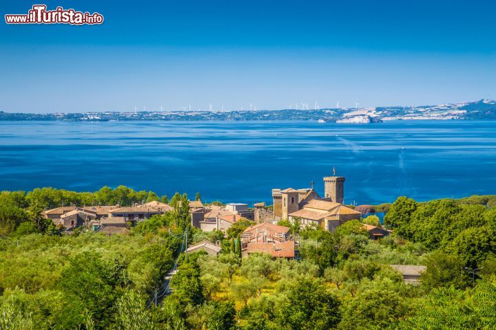 Immagine Il lago di Bolsena, Lazio, Italia. Quinto per dimensione fra quelli italiani, questo lago dell'Italia centrale è il più esteso bacino di origine vulcanica del nostro paese. Il suo aspetto pittoresco lo rende un interessante itinerario da percorrere nel Lazio - © canadastock / Shutterstock.com