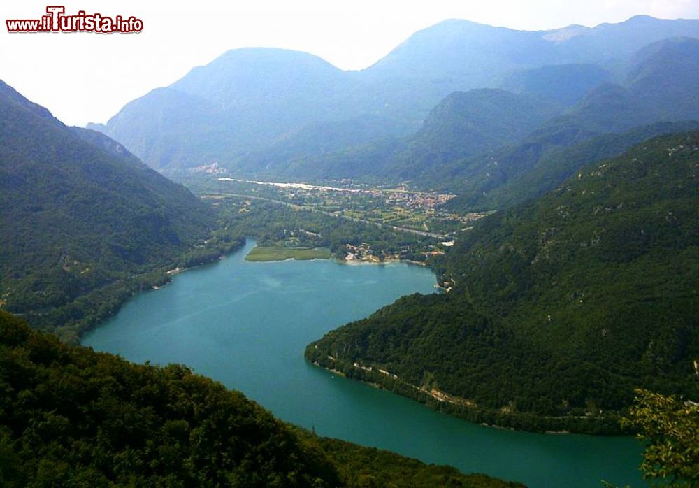 Immagine Il Lago di Cavazzo è il più grande tra il laghi naturali del Friuli Venezia GIulia - ©  Wolfbark, CC BY-SA 3.0, Wikipedia