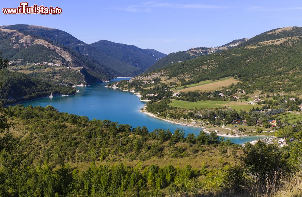 Immagine Il Lago di Fiastra nel Parco Nazionale dei Sibiliini nelle Marche