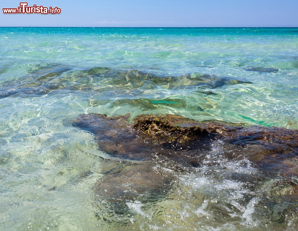 Immagine Il mare cristallino della spiaggia di Baia Verde a Gallipoli nel Salento, costa jonica della Puglia
