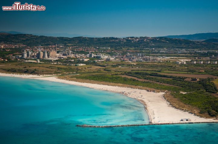 Immagine Il mare cristallino e le sabbie immacolate tipiche di Rosignano Solvay in Toscana. Sullo sfondo la fabbrica responsabile del magnifico "inquinamento" in stile caraibico