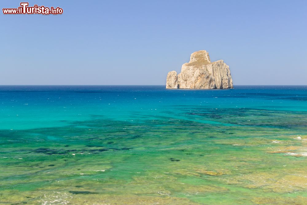 Immagine Il mare di Nebida e il Faraglione del Pan di Zucchero in Sardegna
