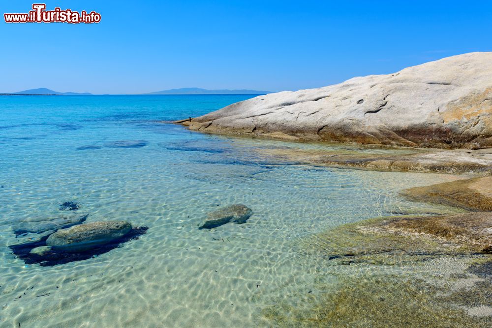 Immagine Il mare e le rocce della spiaggia d Mikri Vigla a Naxos