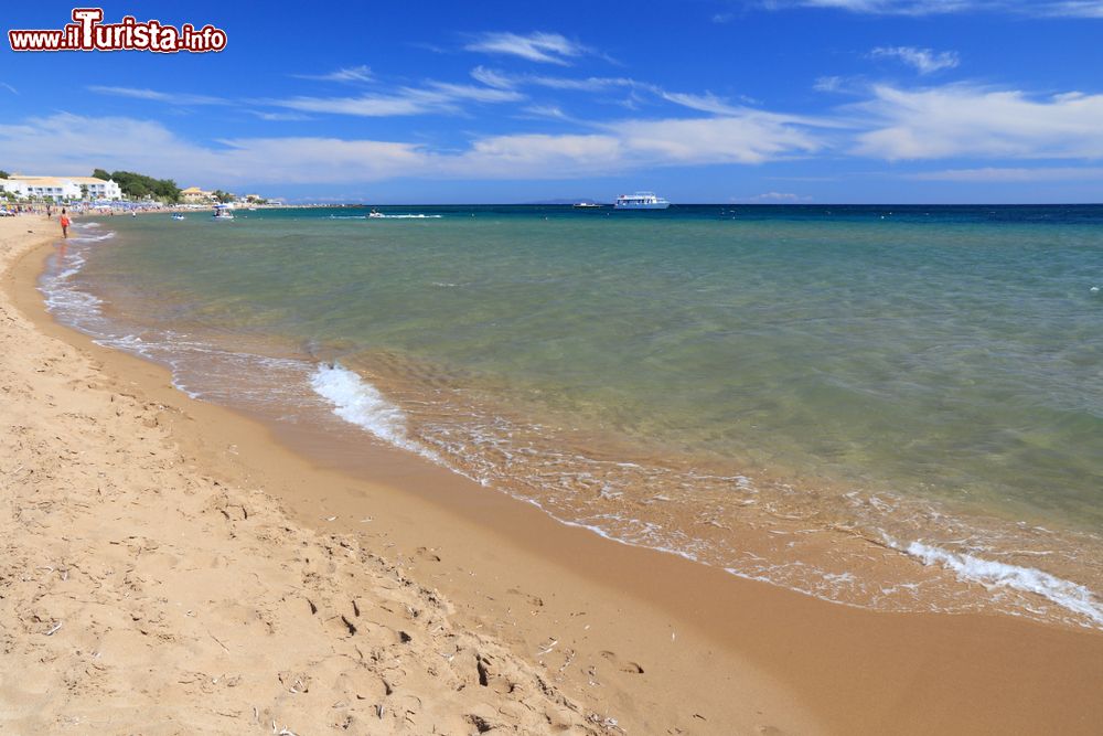 Immagine Il mare limpido della spiaggia di Issos a Corfu, Grecia