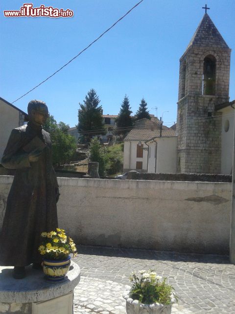 Immagine Il monumento a Don Gaetano Tantalo nella cittadina di Villavallelonga in Abruzzo