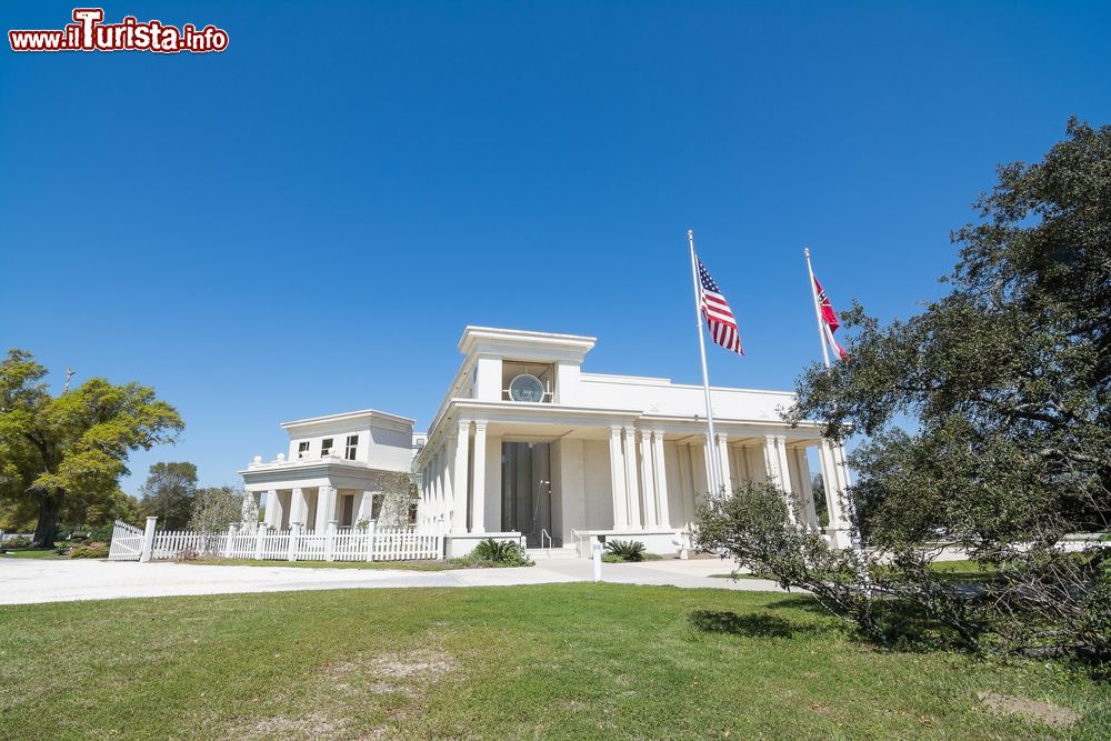 Immagine Il museo Jefferson Davis nella tenuta di Beauvoir a Biloxi, Mississipi, Stati Uniti. Il museo è dedicato ai soldati confederati ed espone cimeli della guerra civile fra cui bandiere, munizioni e uniformi.