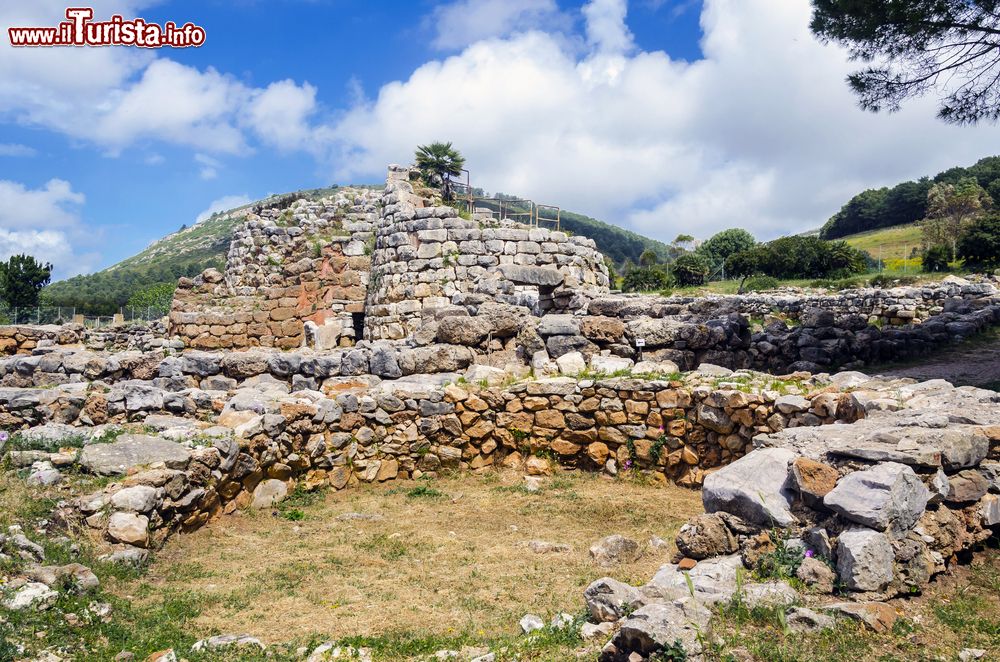 Immagine Il Nuraghe Palmavera nei dintorni di Alghero, Sardegna. Composto da diverse torri unite fra di loro, questo complesso nuragico è costruito con blocchi di calcare e arenaria.