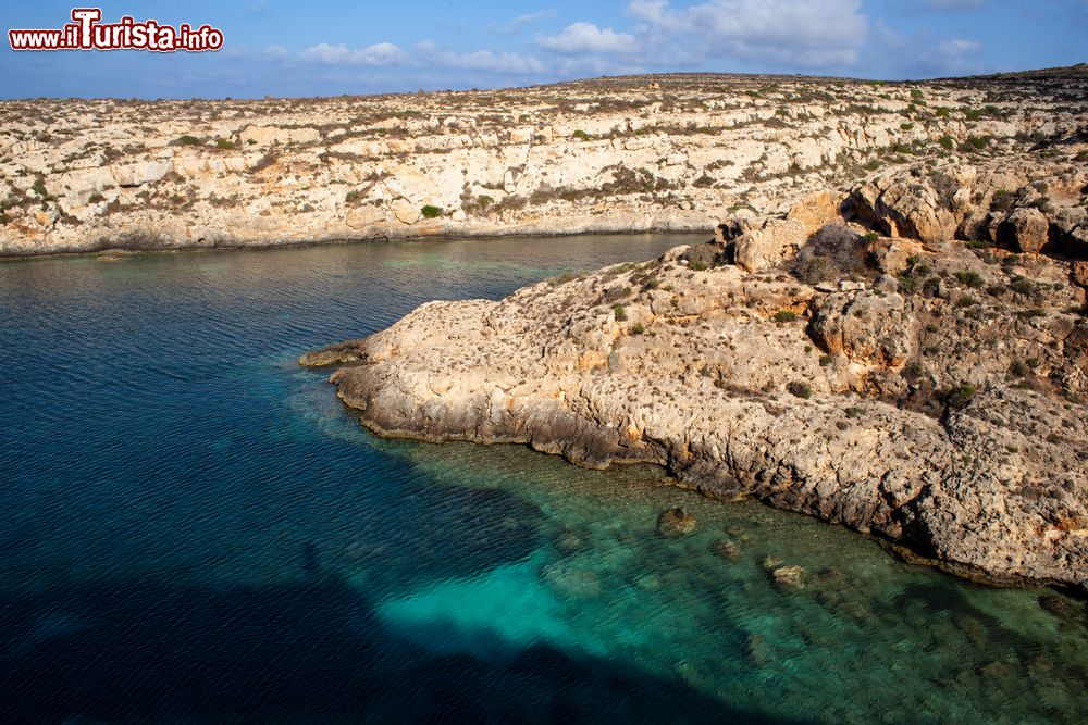 Immagine Il paesaggio brullo di Cala Galera in estate, Isola di Lampedusa, Sicilia