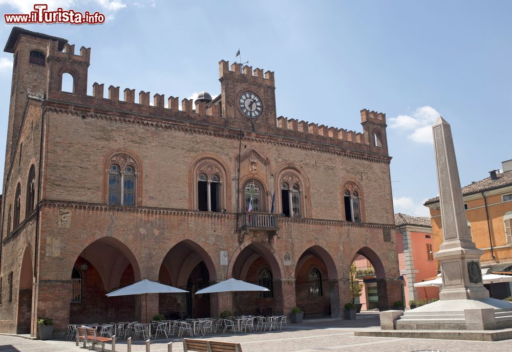 Immagine Il Palazzo Comunale nella piazza centrale di Fidenza in Emilia-Romagna e l'Obelisco dedicato alla memoria di Giuseppe Garibaldi