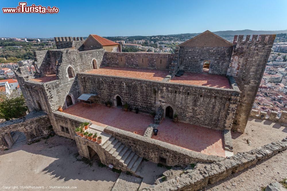 Immagine Il Palazzo Residenziale gotico (Pacos Novos) al castello di Leiria, Portogallo. Si tratta del palazzo reale medievale costruito all'interno del castello - © StockPhotosArt / Shutterstock.com