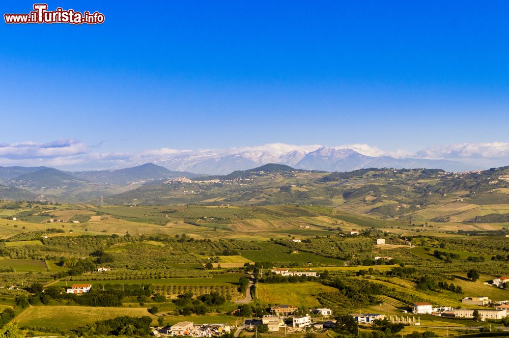 Immagine Il panorama dell'Appannino fotografato da Montenero di Bisaccia: sullo sfondo il massiccio della Maiella