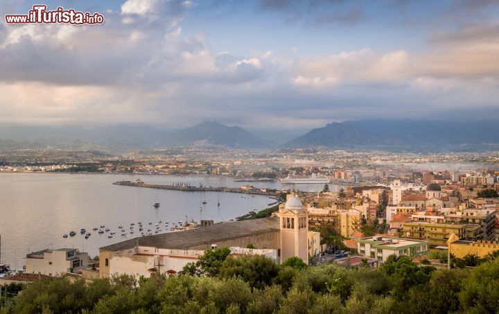 Immagine Il panorama di Milazzo al tramonto, provincia di Messina, Sicilia - © Nikiforov Alexander / Shutterstock.com