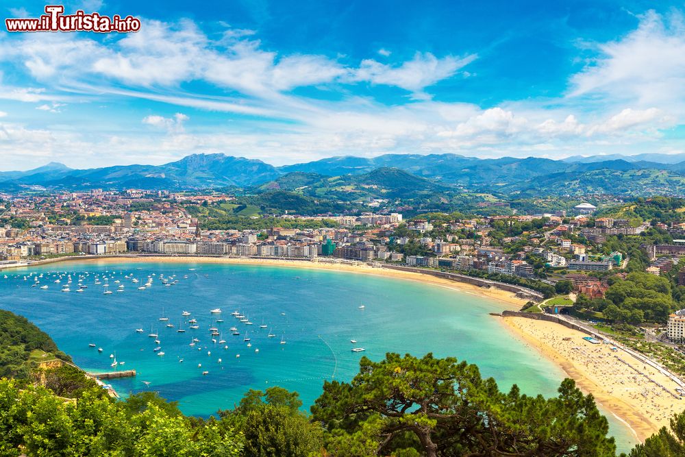 Immagine Il panorama di San Sebastian (Donostia) e il magico mare dei Paesi Baschi in Spagna.