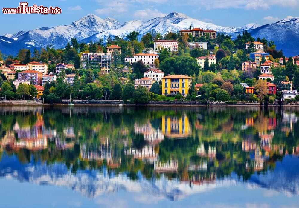 Immagine II panorama di Verbania fotografata dal Lago Maggiore e le Alpi sullo sfondo