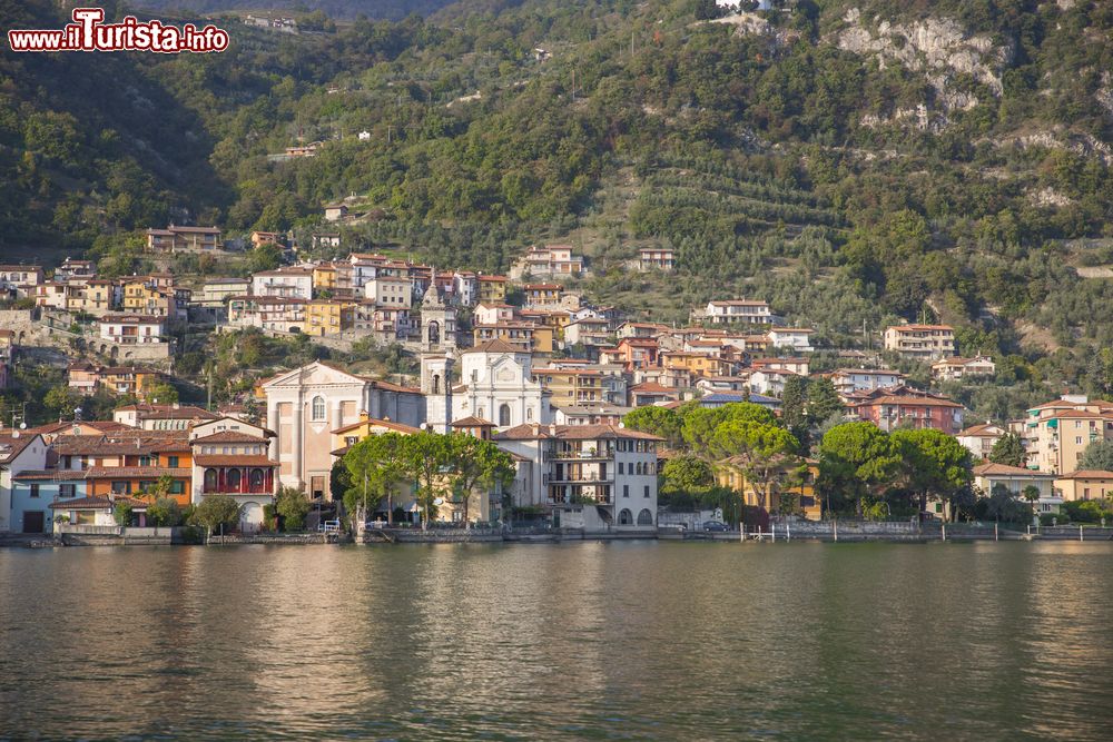 Immagine Il piccolo borgo lacustre di Predore, si specchia selle acque del Lago d'Iseo, in Lombardia